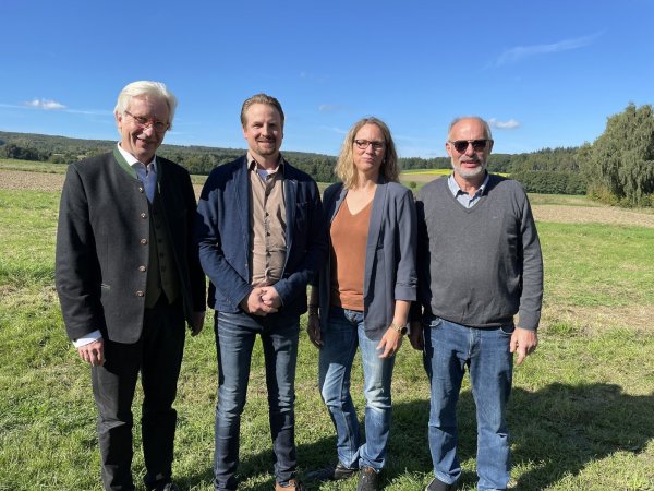 Pastor Rudolf Westerheide (links) leitete den Gottesdienst und dankte Rolf Nolting (rechts) für die Gastfreundschaft. Die Vorsitzende des örtlichen Landfrauenverbandes, Valeska Sommer, und der Chef des Landwirtschaftlichen Vereins, Jan Hiddessen, begrüßten rund 300 Gäste. - © Siegfried Mühlenweg