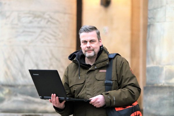 Mit dem Laptop in den Händen: Ingo Niewald aus Detmold präsentiert sein Archiv rund um den ostwestfälisch-lippischen Fußball erstellt. Foto: Oliver König - © Oliver König