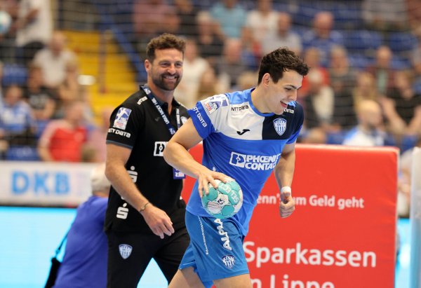 Trainer Florian Kehrmann verfolgt die Entwicklung von Samuel Zehnder genau. - © paul cohen