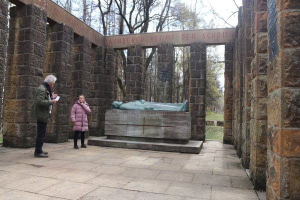 Bei der Aufarbeitung der Geschichte könne auch das St. Hedwigshaus Hilfestellung leisten, meint sein früherer Leiter, Johannes Stefan Müller (links). „Wir haben gute Kontakte zur Landeszentrale für Politische Bildung", sagte er bei einem Rundgang mit der Mitarbeiterin Viktoria Siedenhans. - © Knut Dinter