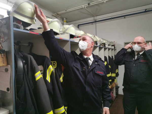 Demonstrieren die aktuelle Umkleidesituation im Feuerwehrhaus in Wendlinghausen: Ralf Krumsiek (links, Einheitsführer Wendlinghausen) und Günther Ostrop (stellvertretender Leiter der Feuerwehr Dörentrup). - © Sylvia Frevert