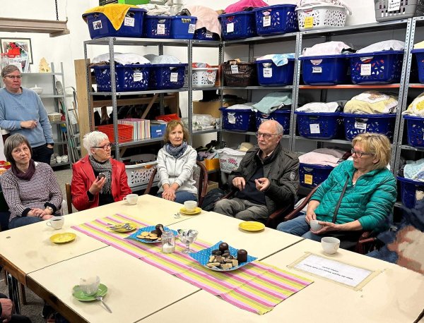 Die SPD Barntup inormierte sich in der Kleiderstube. - © SPD Barntrup