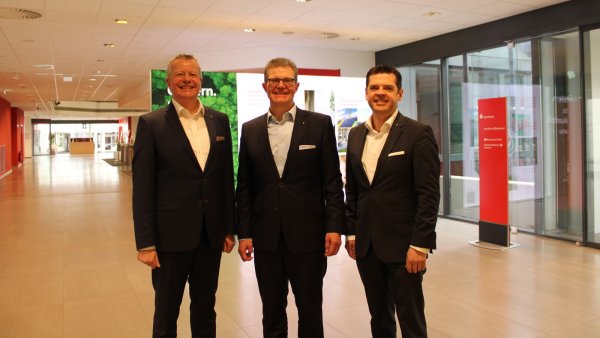 Freuen sich über das erfolgreiche Geschäftsjahr 2023: (von links) Achim Frohß, Arnd Paas und Andreas Trotz (alle drei im Vorstand der Sparkasse Paderborn-Detmold-Höxter). - © Chiara Wibbeke
