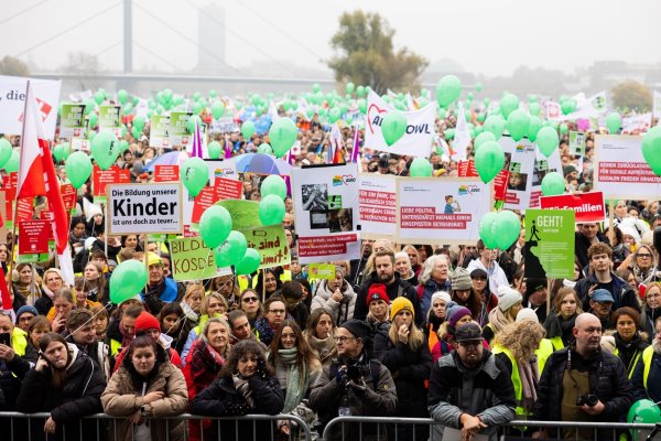 Die Demonstration in Düsseldorf richtet sich gegen geplante Kürzungen der NRW-Landesregierung. - © Rolf Vennenbernd/dpa