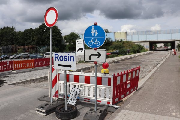 Ende September soll der Sandberg - eine der drei Hauptverbindungen zwischen Rheda und Wiedenbrück - ausgebaut sein. Gesperrt ist er für den Durchgangsverkehr seit Mai 2022. - © Marion Pokorra-Brockschmidt