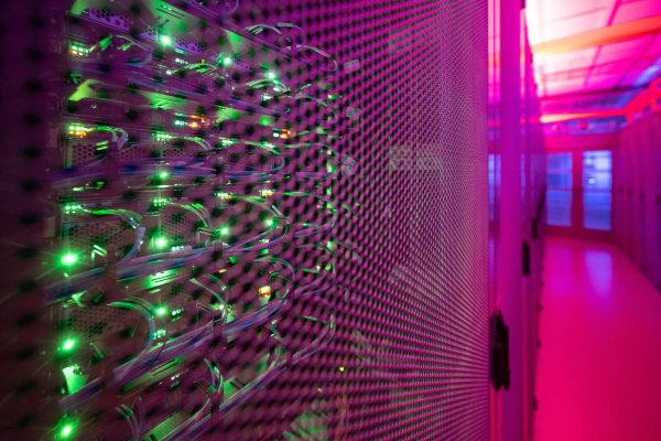 Blick ins Rechenzentrum: KI-Anwendungen verschlingen noch viel mehr Energie als bisher schon nötig. - © picture alliance/dpa