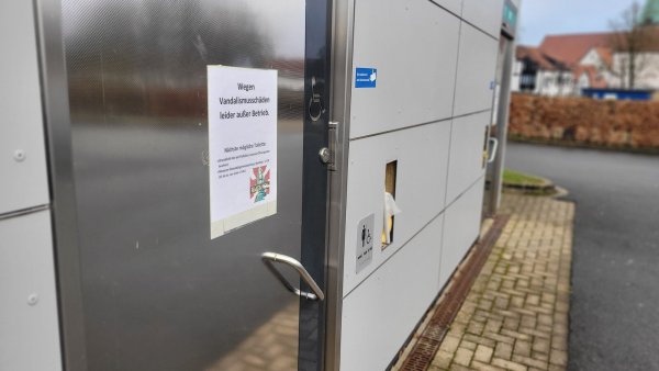 Die Toilette am Langenbrücker Tor ist weiterhin dicht. - © Katrin Kantelberg