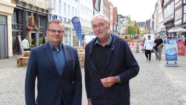 Hartmut Reese (rechts) betreute 1972/73 als Bauleiter den Bau der Fußgängerzone zwischen Marktplatz und Exterstraße. Auf ebendiesem Abschnitt ist sein Sohn Peer heute als Baustellenkoordinator im Einsatz. - © Jana Beckmann