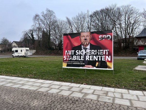 Die hilflosen Abbilder von Politikerinnen und Politiker müssen im Wahlkampf einiges aushalten. Wer Plakate beschädigt, muss aber ebenfalls mit empfindlichen Strafen rechnen. - © Seda Hagemann