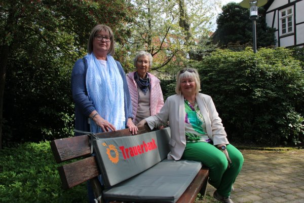 Der ambulante Hospiz und Palliativberatungsdienst Lippe hat ein neues Projekt. Ute Kiel (rechts), Koordinatorin in Bad Salzuflen, hat die erste Trauerbank in Lippe ins Leben gerufen. Ab Mai werden jeden Mittwoch Ehrenamtliche wie Heike Strohtmann (links) und Susanne Koch-Hennig auf einer Parkbank im kleinen Park hinterm Café Cup sitzen und sich Zeit für Trauernde nehmen. - © Janet König