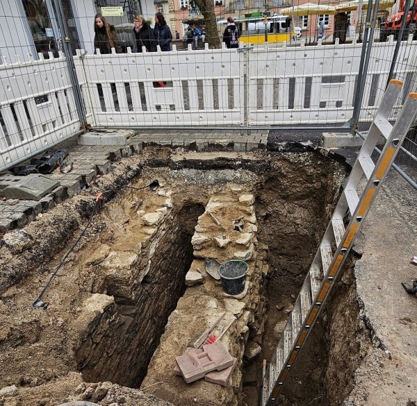 Was in einer Baugrube an der Ecke "Sonntag"/Marktplatz von einer Spezialfirma untersucht wird, könnte ein historischer Löschwasserkanal sein. - © Jost Wolf