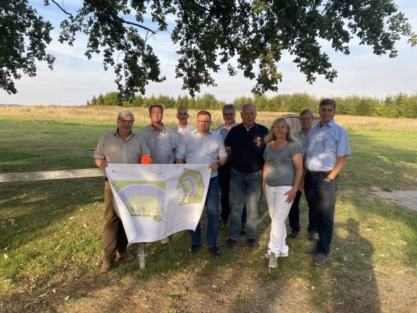 In Lückhausen: (von links) Eckard Mönch, Eric Hanken, Technischer Beigeordneter Thorsten Paulussen, der Vorsitzende des Bau- und Planaungsausschusses Frederik Topp, Rudi Stölting, Wolfgang Jedlicka, Sabine Wiemann, Bernhard Engelke und der Vorsitzende der CDU-Fraktion, Michael Biermann. - © CDU Lage