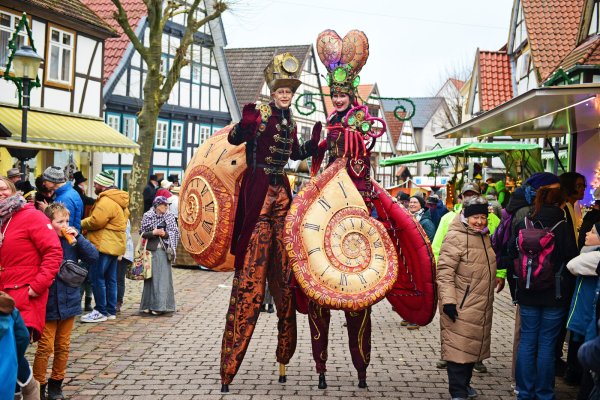 Das Stelzenpaar ist ein besonderer Hingucker auf dem Festivalgelände. - © Nicole Ellerbrake