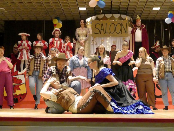 Impressionen von den Feierlichkeiten der Carnevalos: Im Saloon war von Tanzen bis Sterben alles dabei. - © Rudi Rudolph