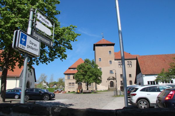 Das Parken auf dem Burghof wird für Besucher bald nicht mehr möglich sein. - © Dieter Asbrock