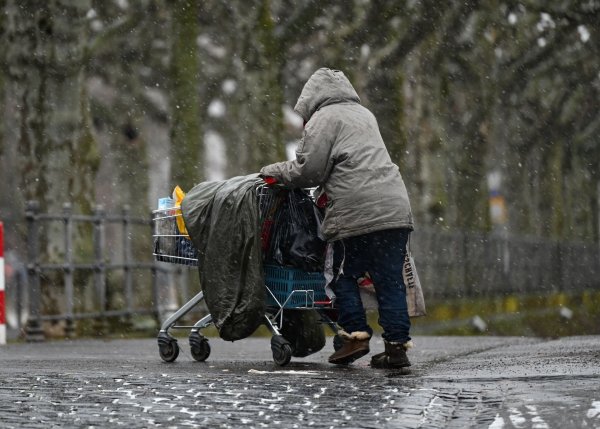 Der Winter kann vor allem für Menschen, die auf der Straße leben, gefährlich werden. - © Arne Dedert/dpa