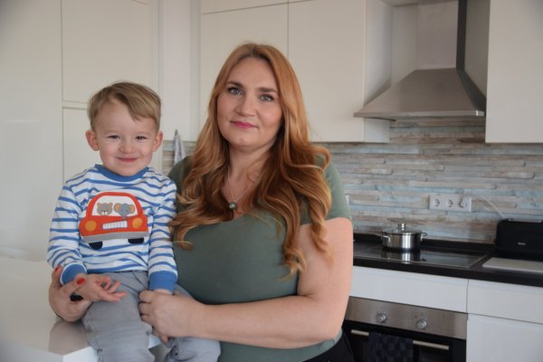 Regina Schiemann, hier mit ihrem zweijährigen Sohn, ist nach dem Brand übergangsweise in einer Ferienwohnung untergekommen. Sie sucht jedoch dringend ein eigenes Zuhause. - © Mareike Patock