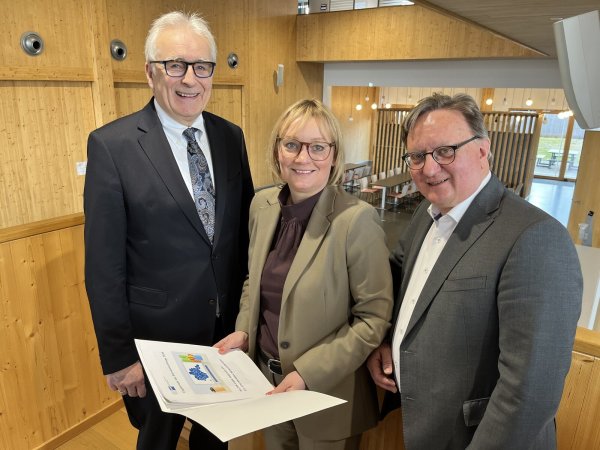 Im "Haus der Technik" des Detmolder Unternehmens Jowat stellten für die Industrie- und Handelskammer (von links) Präsident Volker Steinbach, Hauptgeschäftsführerin Svenja Jochens und Vollversammlungsmitglied und Jowat-Vorstand Ralf Nitschke die Ergebnisse der neuesten Standortumfrage vor. - © Till Brand