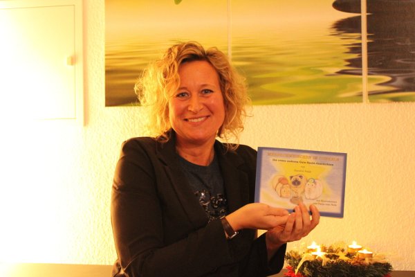 Mit ihrer Kurzgeschichtensammlung „Meerschweinchen im Dunkeln“ feiert Karoline Polak ihr Debüt als Autorin. Sie möchte müden Eltern unter die Arme greifen. - © Philipp Kersten