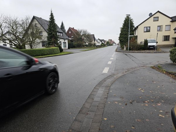 Die Pieperstraße ist in Kachtenhausen eine wichtige Verbindung zur B66. Die CDU plädiert dafür, auf der Seite der Einmündung der Gustav-Bergmann-Straße einen Radfahr-Schutzstreifen anzulegen. - © Astrid Sewing