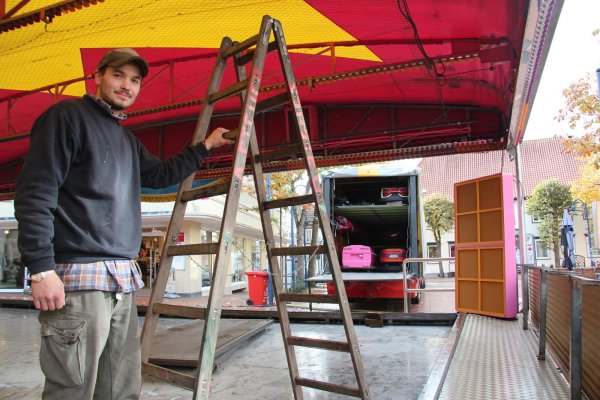Maximilian Steuer baut den Autoscouter auf, der mitten auf dem Marktplatz steht. Drumherum gruppieren sich Marktstände. - © Cordula Gröne