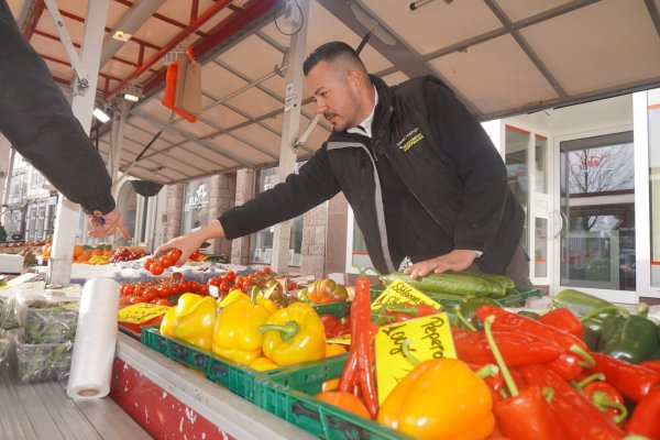 Metehan Agca verkauft auf dem Blomberger Wochenmarkt Obst und Gemüse. Seit der Neueröffnung konnte er mit seinem Bruder Hakan Agca einen leichten Zuwachs an Kunden feststellen. - © Michaela Weiße
