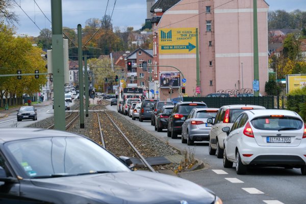 In der Mittagszeit staut sich der Verkehr in Richtung Innenstadt auf der Artur-Ladebeck-Straße. - © Andreas Zobe