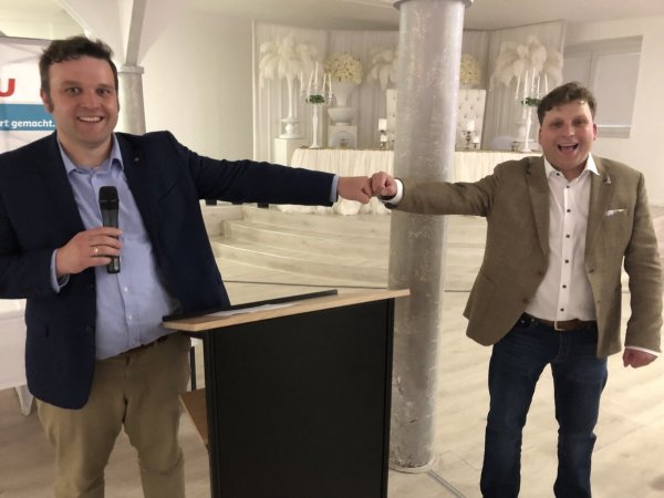 CDU-Kreisvorsitzender Lars Brakhage (links) gratuliert Jan Gentemann zu seiner Wahl zum Stadtverbandsvorsitzenden der Bad Salzufler Union. - © Thomas Reineke