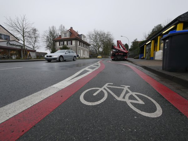 Im unteren Teil der Blomberger Straße gibt es bereits einen Streifen für Radfahrer. - © Jost Wolf
