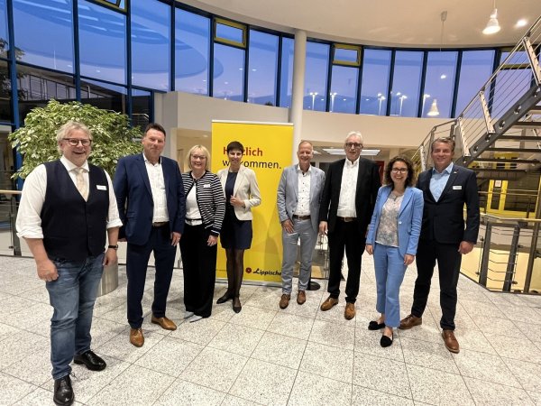 Im Austausch mit den Unternehmen in Detmold: Thomas Lammering (von links), Frank Hilker, Svenja Jochens, Jenny Krumov, Dirk Dankelmann, Volker Steinbach, Dr. Miriam Mikus sowie Lars Henning Döhler. - © IHK Lippe