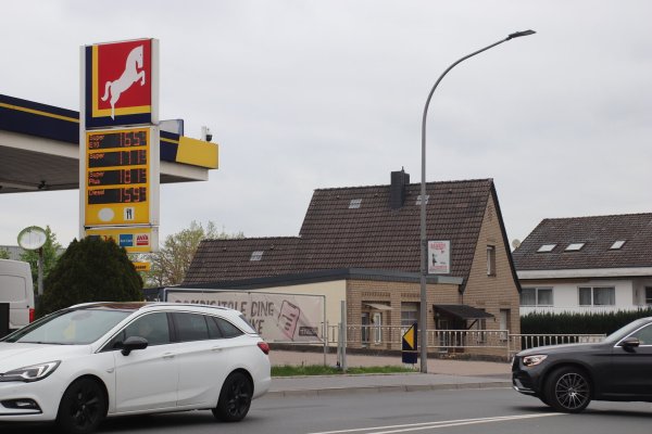 Unweit der Tankstelle in Asemissen hat die Gemeindeverwaltung eine neue Flüchtlingsunterkunft geschaffen. - © Anna-Lena Hinder