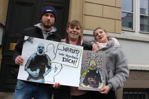 Tobias Engel (von links), Danica Furchert und Mandy Oldenbürger erinnern an ihren getöteten Freund Thorsten D.. - © Janet König