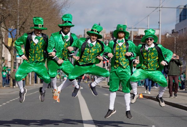 So wie diese Männer verkleiden sich viele Menschen am St. Patrick's Day als irische Kobolde und verbreiten gute Laune. - © dpa