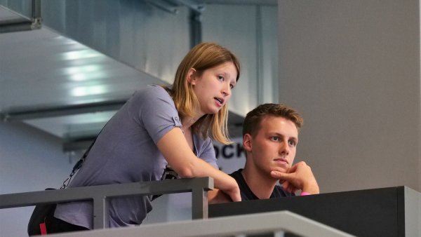 Franziska Rautauoma, Geschäftsführerin der HSG Blomberg-Lippe, klärt mit Falk Rosenke, Mitarbeiter der Geschäftsstelle, die letzten Details am Spieltag. - © Jörg Hagemann