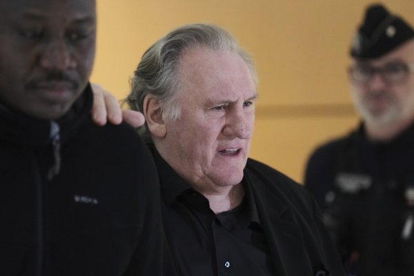 Das Urteil gegen Gérard Depardieu, hier bei einem Auftritt vor Gericht im März, lautet 18 Monate auf Bewährung. - © Aurelien Morissard/AP/dpa