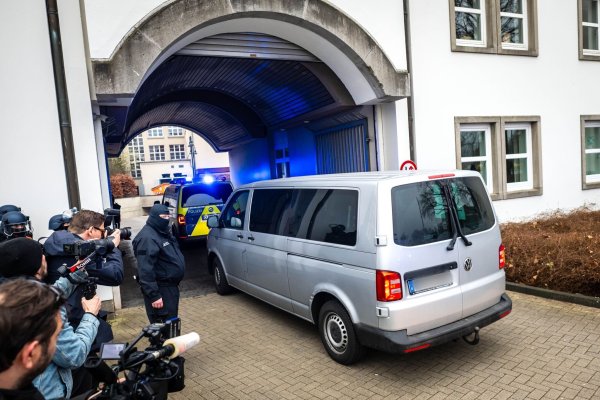 Die Angeklagte Daniela Klette kommt mit einem grauen Transporter am Oberlandesgericht Celle an. - © Sina Schuldt/dpa