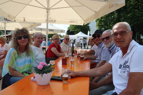 Petra Fricke (links) und ihr Mann Frank (rechts) treffen gerne ihre Freunde auf dem Leopoldshöher Abendmarkt. Für sie eine der schönsten Veranstaltungen der Gemeinde. Foto: Birgit Guhlke - © Birgit Guhlke