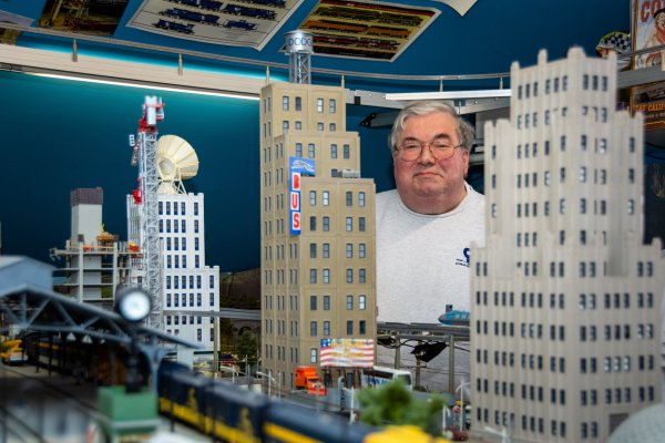 HNO-Arzt Dr. Volker Beckmann genießt seinen Ruhestand. Modeleisenbahnen sind sein liebstes Hobby. - © Raphael Bartling