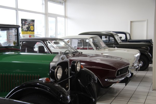 Ein Teil der Sammlung im Autohaus Humborg: (von links) ein Opel 4 /20 (auch Laubfrosch genannt), ein Opel Manta A 1900, ein Opel Kadett A Coupe und dahinter ein Opel Olympia und ein Opel P4. - © Nadine Uphoff