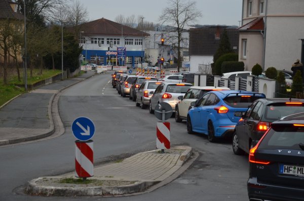 Weil die Walhallastraße gesperrt ist, quält sich ein Großteil des Verkehrs von der Beetstraße in Richtung Rudoph-Brandes-Allee/Hoffmannspark (im Hintergrund) durch die schmale Schützenstraße (Bild). Gerade im Berufsverkehr ist das für die Autofahrer eine echte Geduldsprobe. - © Georg Kälble