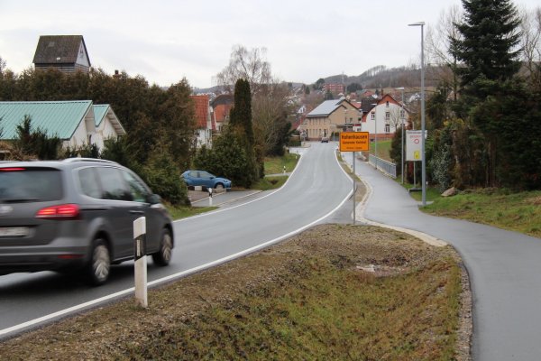 Nach Meinung von SPD und Grünen wird am Ortseingang auf der Hohenhauser Straße zu schnell gefahren. Die Geschwindigkeit soll dort mit einem mobilen Display überprüft werden. - © Nadine Uphoff