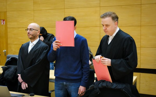 Der Hauptangeklagte und seine beiden Strafverteidiger Baris Devletli (l.) und Burkhard Benecken. - © Andreas Zobe