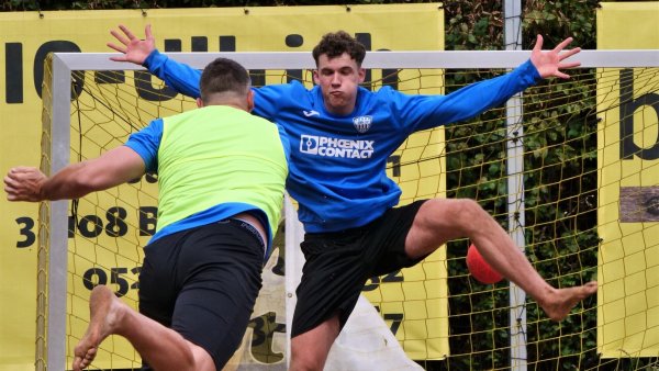 Constantin Möstl drehte beim Beachhandball im Kirchheider Freibad voll auf. - © Jörg Hagemann