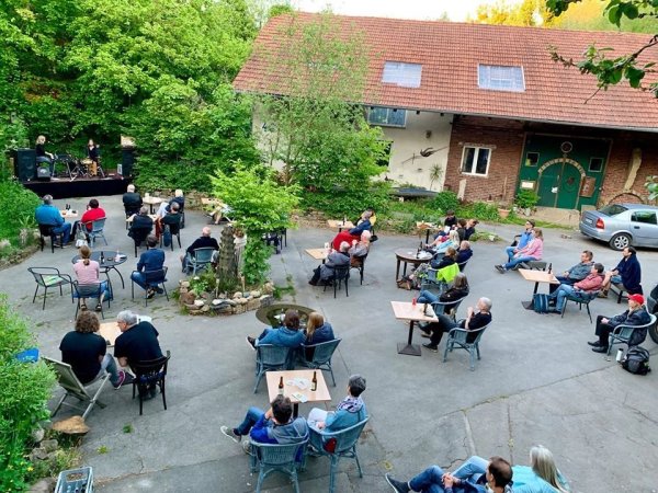 Auf dem Hof des Red Horn Districts genießen die Gäste ein Open-Air-Konzert. Die Veranstalter möchten diese Art von Konzert gerne wiederholen. - © Red Horn District: Bernd Frey