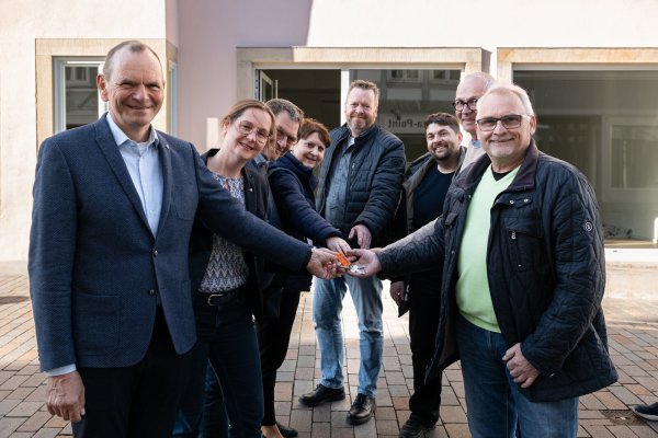 Das Präsidium der Technischen Hochschule OWL (links) nimmt die Schlüssel für das "Anno 1578" in der Lemgoer Mittelstraße entgegen. - © TH OWL