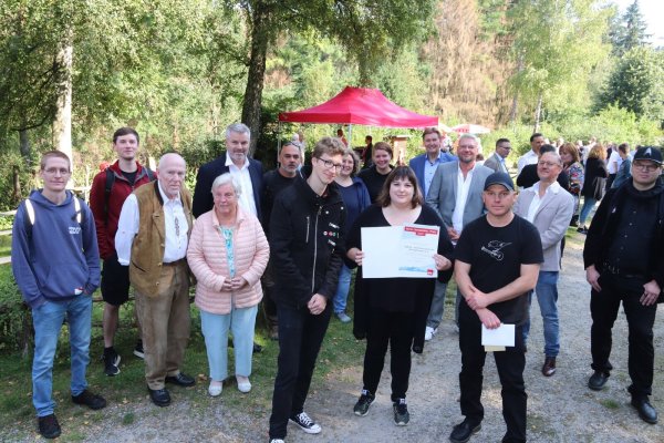 Nicht nur der Namensgeber Horst Steinkühler (3. von links), sondern zahlreiche Gäste der Preisverleihung gratulierten den jungen Leuten für ihre jahrzehntelange erfolgreiche Arbeit. Im Vordergrund (von links): Bastian Weller, Janiane Tappe und Christian Stüber. - © Knut Dinter