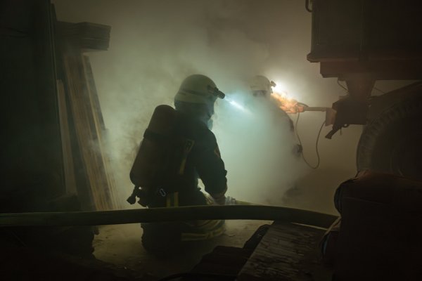 Lindenhofes Angriffstrupp musste sich bei einer unangekündigten Übung der Feuerwehr in einer verrauchten Scheune beweisen. - © FreitagTV