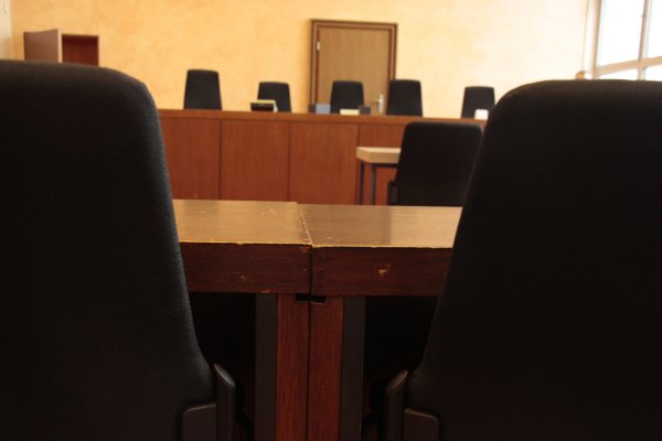 Viel passiert am Montag in Sitzungssaal 165 nicht - der wegen gefährlicher Körperverletzng angeklagte Mann erscheint nämlich erst gar nicht. - © Janet König