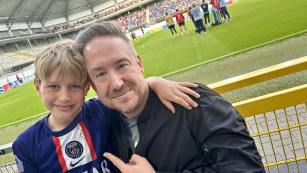 Mann des Tages: Pepe Wilmes (l.) aus Paderborn hat das Autogramm von Kylian Mbappé auf sein PSG-Trikot bekommen. Der E-Jugendtorwart vom SV Marienloh war im Stadion mit Patenonkel Philipp Wilmes. - © Jens Reddeker