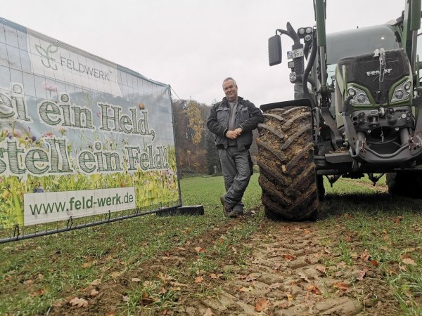 Sucht Feld-Helden: der Kalletaler Landwirt Siegfried Steffen stellt drei Hektar Land privaten Blühpaten zur Verfügung. - © Sylvia Frevert